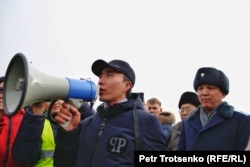 Әкімдік өкілі жиналғандарға митингінің заңсыз екенін айтып тұр. 16 желтоқсан 2019 жыл.