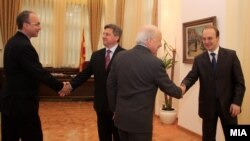 Антонио Милошоски се ракува со медијаторот Метју Нимиц