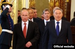 В центре: президент России Владимир Путин, президент Казахстана Нурсултан Назарбаев, позади - президент Кыргызстана Алмазбек Атамбаев, на саммите ОДКБ. Москва, 16 мая 2012 года.