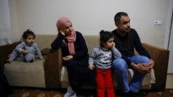 Porodica u kući tokom ranijeg policijskog sata u Turskoj, Istanbul, april 2020.