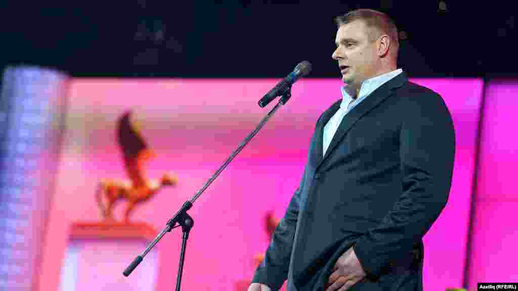 "Зенит-Казан" волейбол такымы баш тренеры Владимир Алекно Илмира Сөләймановага алтын барс тапшырды. Сәламләвендә ул берничә татар сүзе кулланып күп алкышларга күмелде.