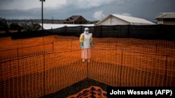 Një punëtor shëndetësor në një qendër për trajtimin e Ebolës në Republikën Demokratike të Kongos. Foto nga arkivi.