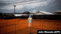Një punëtor shëndetësor në Kongo me rrobat mbrojtëse kundër virusit Ebola.