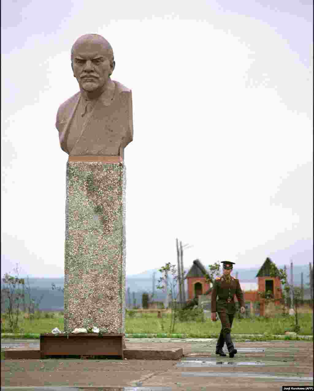 Кунашир аралындағы Ленин ескерткіші жаныннан өтіп бара жатқан совет әскери қызметкері, 1989 жыл. СССР тарағаннан кейін көп ұзамай Курил аралдары кімге тиесілі деген сауалмен референдум өткізу туралы бастама көтерілген. Бірақ кейін одан бас тартқан.