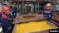 Хорасан-1 кенішіндегі уран оксиді тиелген контейнер. Оңтүстік Қазақстан облысы, 24 сәуір 2009 жыл. Көрнекі сурет