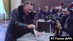 Жерар Депардье голосует на президентских выборах в посольстве России в Париже, 18 марта 2018 года
