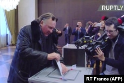 Gérard Depardieu, care are cetățenia rusă, votând în algerile prezidențiale din Rusia la ambasada rusă din Paris, 18 martie, 2018