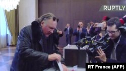 Гражданин России Жерар Депардье голосует на выборах президента в российском посольстве в Париже в марте 2018 года.