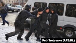 Полицейские задерживают участников митинга в Алматы. 16 декабря 2019 года.