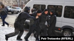 Полиция наразы азаматтарды әкетіп барады. Алматы, 16 желтоқсан 2019 жыл.