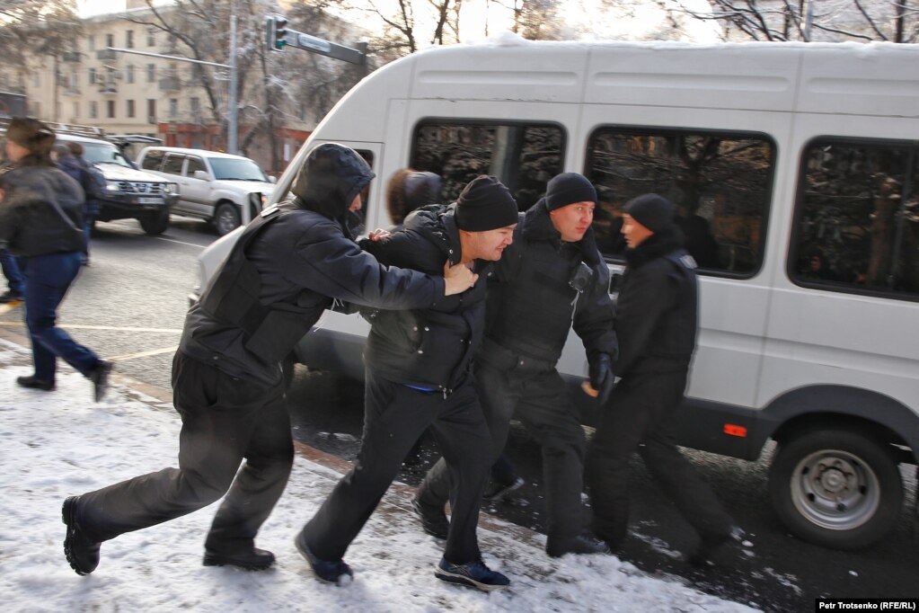 Polıeıler narazylyq sherýine qatysýshylardy ustap jatyr. Almaty, 16 jeltoqsan 2019 jyl.