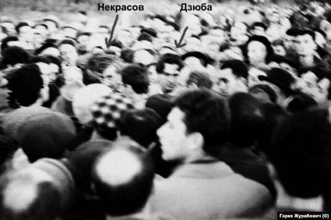 Центральна подія мітингу в Бабиному Ярі у вересні 1966 року - виступ письменника Віктора Некрасова та Івана Дзюби. Фото із архіву Еммануїла Діаманта.