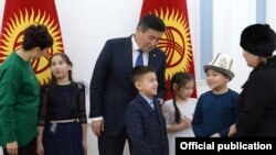 Встреча Сооронбая Жээнбекова с детьми, потерявшими своих родных в результате авиакатастрофы в поселке Дача-СУ.