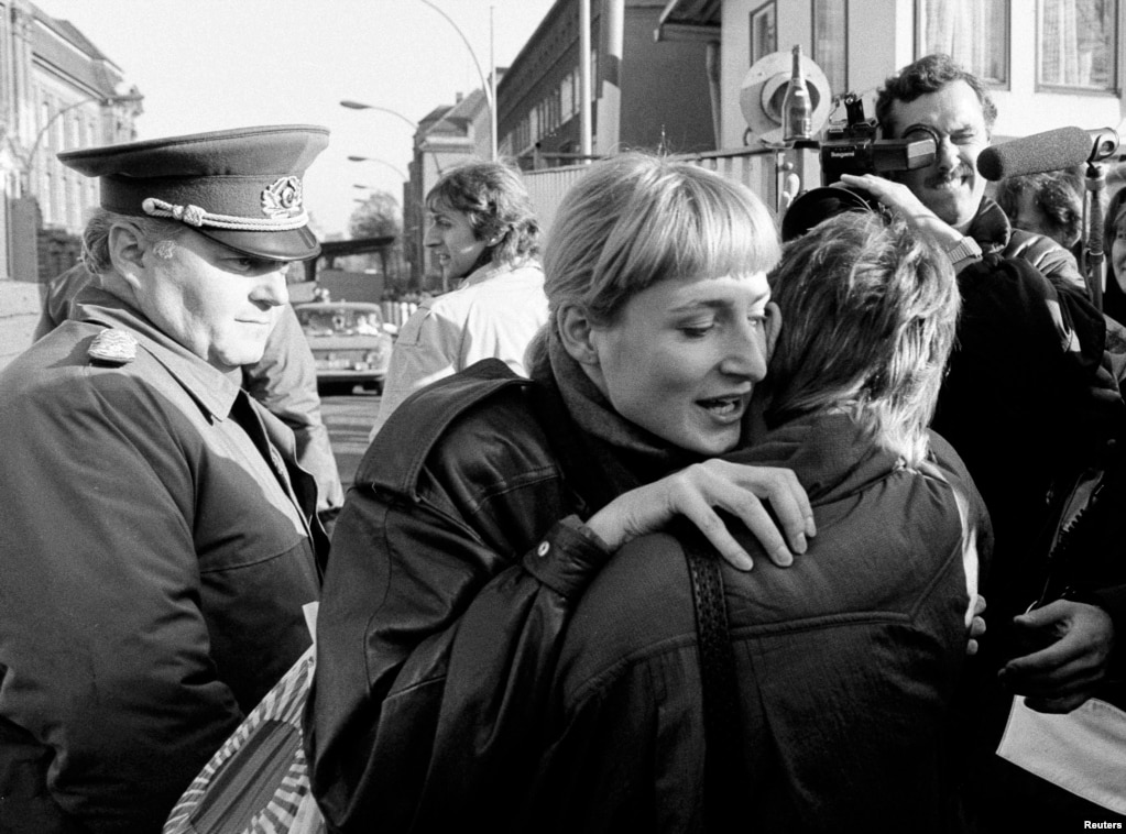 Обійми жителів Берліна, не розділеного більше. 10 листопада 1989 року