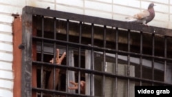 Задержанные во время протестов в центре временного содержания на улице Окрестина в Минске