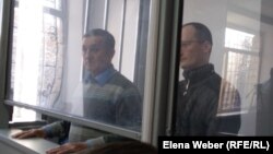 Уәли Әлиасқаров (сол жақта) пен Михаил Ткачев сотта отыр. Қарағанды, 21 қараша 2017 жыл.