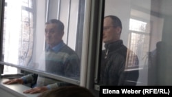 Уәли Әлиасқаров (сол жақта) пен Михаил Ткачев сотта отыр. Қарағанды, 21 қараша 2017 жыл. 