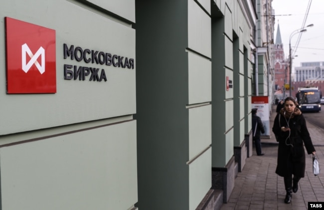 У входа в здание Московской биржи