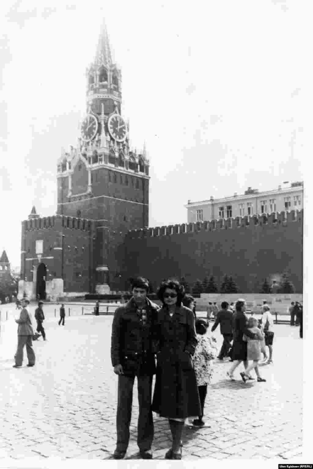 Джолдошева с будущим мужем Болотом на Красной площади. 1980 год. 