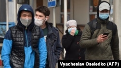 Маска таққан адамдар. Бішкек, 26 наурыз 2020 жыл.