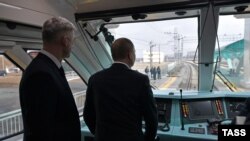 Президент России Владимир Путин на поезде едет по Керченскому мосту, декабрь 2019 года