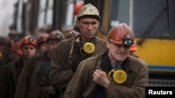 Шахтарі біля вугільної шахти імені Засядька. Донецьк, 4 березня 2015 року
