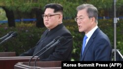 Түштүк Кореянын президенти Мун Чжэ Ин менен Түндүк Кореянын лидери Ким Чен Ын биргелешкен саммитте. 27-апрель, 2018-жыл. 