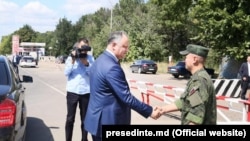 Moldovan President Igor Dodon (left) shakes hands with a Russian soldier at the peacekeeping post in Varniţa.