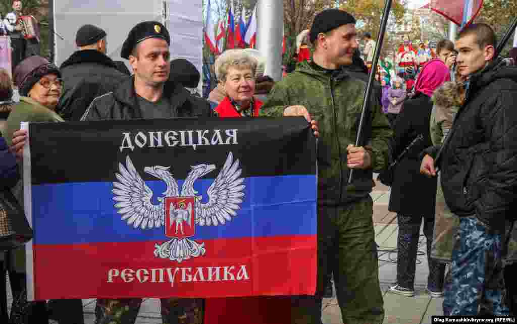 На митинге присутствовали люди с флагами &laquo;ДНР&raquo;, которая в Украине признана террористической организацией.&nbsp; 
