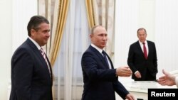 Russia -- Russian President Vladimir Putin (C), Foreign Minister Sergei Lavrov (R) and German Foreign Minister Sigmar Gabriel attend a meeting at the Kremlin in Moscow, June 29, 2017