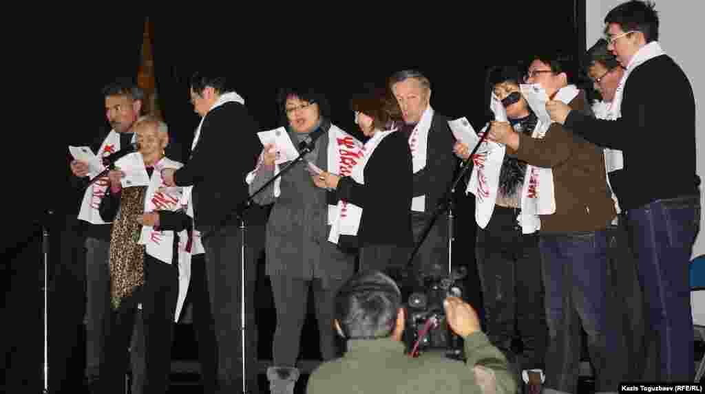17 декабря в Алматы прошло собрание по поводу годовщины Жанаозенских событий. На фото: активисты поют песню про Жанаозенские события.&nbsp; 