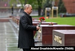 Президент России Владимир Путин возлагает цветы к могиле Неизвестного солдата в Александровском саду. Москва, 9 мая 2020 года