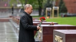Москва- рускиот претседател Владимир Путин положува цвеќе на гробот на незнајниот војник