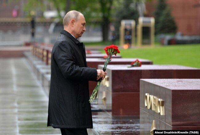 Президент России Владимир Путин возлагает цветы к могиле Неизвестного солдата в Александровском саду. Москва, 9 мая 2020 года
