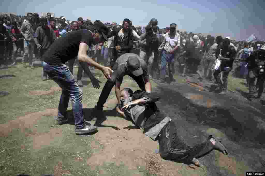 ПАЛЕСТИНА - Најмалку 16 Палестинци беа убиени од израелската војска во близина на границата на Појасот Газа. Исламистичкото движење Хамас кое владее со Газа од 2007 година ги предводи масовните протести во последните шест недели кои имаат за цел да се стави крај на блокирањето на територијата од страна на Израел, која се одвива повеќе од една деценија.