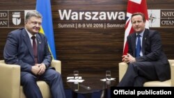 Petro Poroșenko și David Cameron la summitul NATO de la Varșovia, 8 iunie 2016.