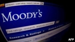 Moody's первым из трех ведущих международных агентств снизило до "неинвестиционного" уровня рейтинги России как по валютным, так и по рублевым обязательствам 