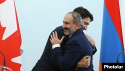 Премьер-министр Армении Никол Пашинян и
премьер-министр Канады Джастин Трюдо во время совместной пресс-конференции в Ереване, 13 октября, 2018 г.