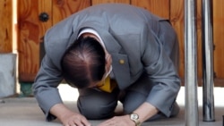 Түштүк Кореяда коронавирустун жайылышына себепчи болгон диний топтун лидери Ли Ман-Хи басма сөз жыйыны маалында кечирим сурап жаткан учур, 2-март 2020-жыл.