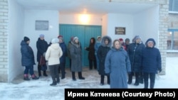 Жители села Андроново у входа в закрытую школу