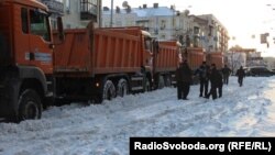 Комунальні служби прибирають сніг на вулицях Києва, 25 березня 2013 року