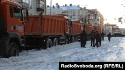Комунальні служби прибирають сніг на вулицях Києва, 25 березня 2013 року