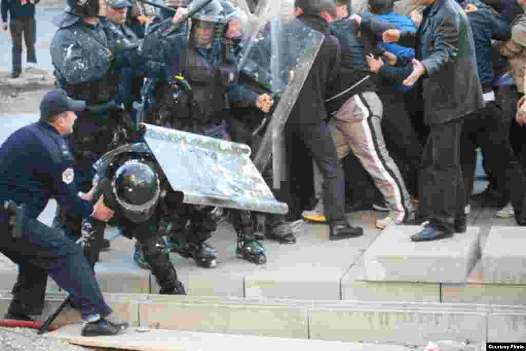 Sukob policije i demonstranata na trgu Majke Tereze u Pri&scaron;tini