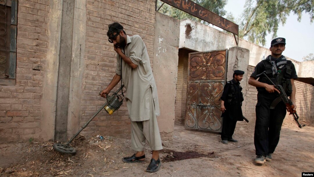 د پېښور بډه بېره کې د ۲۰۱۳م کال پر اووم اکتوبر له بمي چاودنې پس بم شنډوونکي پلټنه کوي