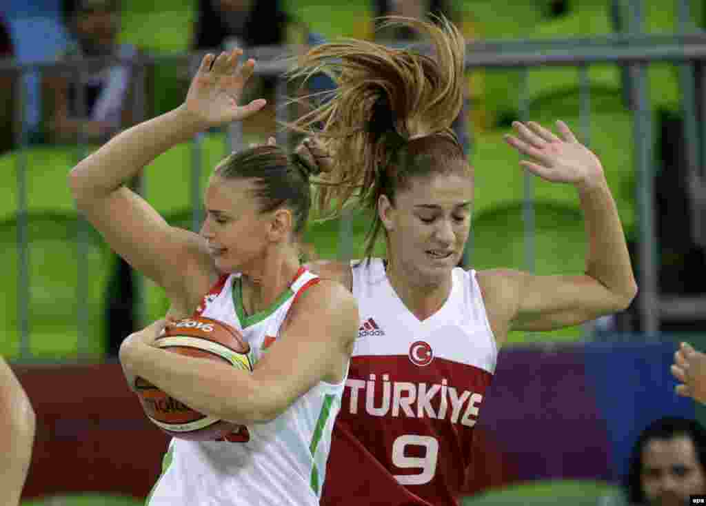 Bahar Caglar of Turkey and Tatyana Troina (left) of Belarus compete in a women&#39;s basketball preliminary-round game.&nbsp;