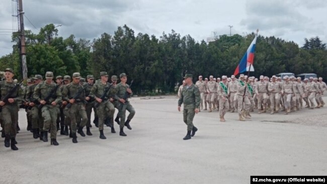 Российские спасатели репетируют парад в Крыму, 15 июня 2020 года