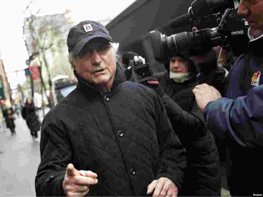 Bernard Madoff walks back to his apartment in New York December 17, 2008. Disgraced financier Madoff, accused of orchestrating a $50 billion fraud, was placed under house arrest on Wednesday as BNP Paribas became the latest European bank to be sideswiped by the scandal. REUTERS/Shannon Stapleton 