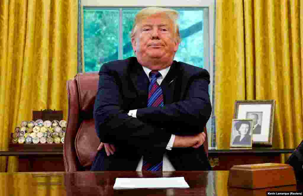 САД - Американскиот претседател Доналд Трамп ја искритикува редакцијата на весникот Њујорк тајмс во врска со објавениот анонимен напис дека во Белата куќа имало активен отпор против претседателот. Тој исто така со негодување ги проследи и изводите од најновата книга за случувањата откако тој дојде во Вашингтон.