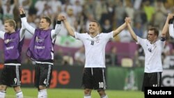 Футболисты сборной Германии празднуют победу над командой Португалии на чемпионате Европы. Львов, 9 июня 2012 г