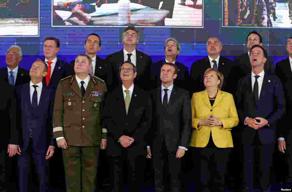 БЕЛГИЈА - Две години откако мигрантската криза ја подели Европската унија, нејзините лидери се уште се обидуваат да ги надминат разликите за тоа како да се справат со ова прашање. Не успеаја ниту на последниот Самит во Брисел. На истиот Самит, ЕУ ги продолжи санкциите врз Русија поради немањето напредок во мировниот процес во Украина. Претседателот на Европскиот совет Доналд Туск на самитот на Унијата во Брисел изјави дека европските лидери биле обединети во врска со прашањето за економските санкции врз Русија.